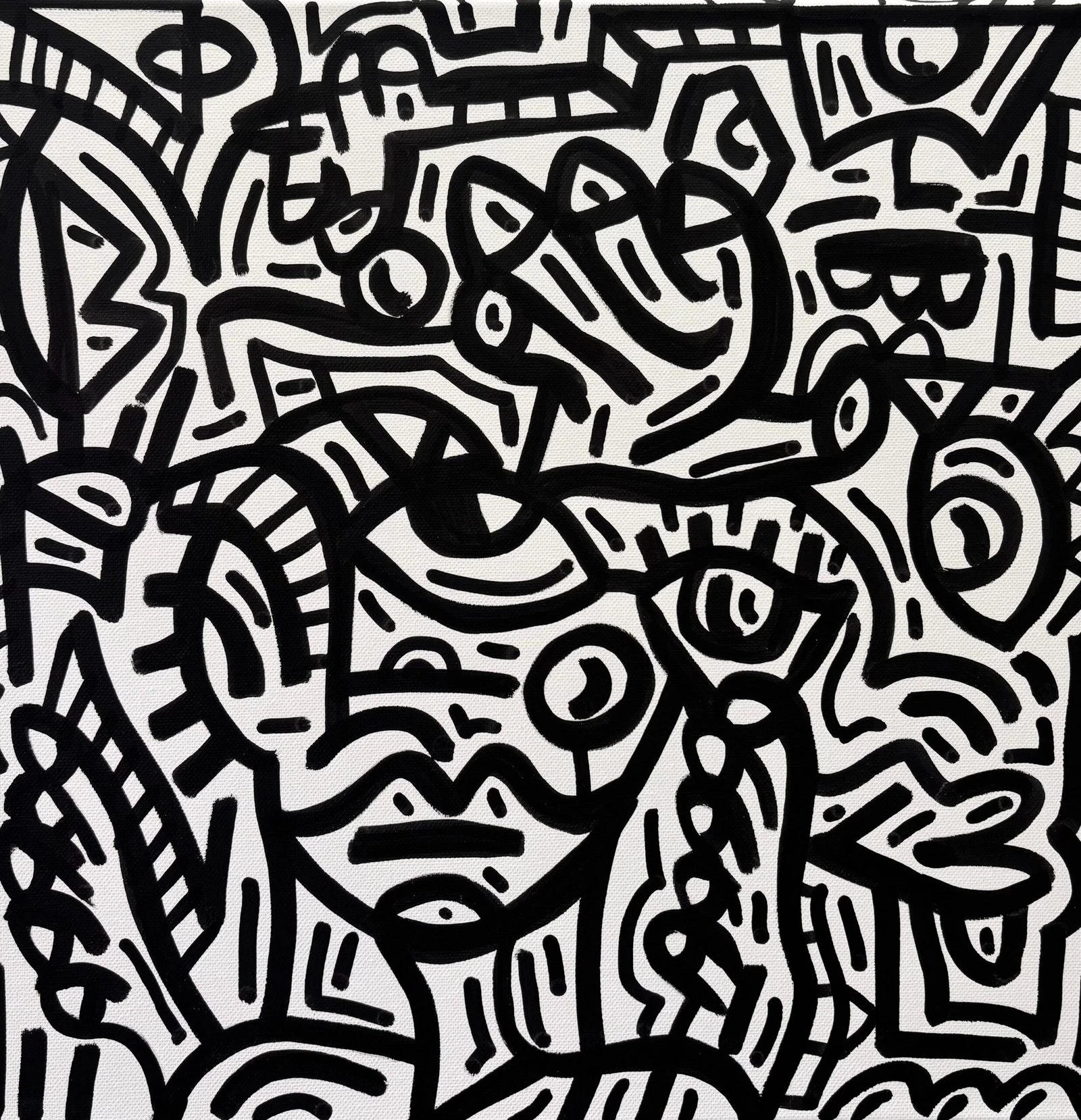 Rostro con un gran ojo central, rodeado de líneas, formas y ojos en trazo negro grueso sobre lienzo blanco cuadrado. Desorden 1. Acrílico sobre lienzo, 30 x 30 cm, 2026. Barcelona. Nicolás Lapadula