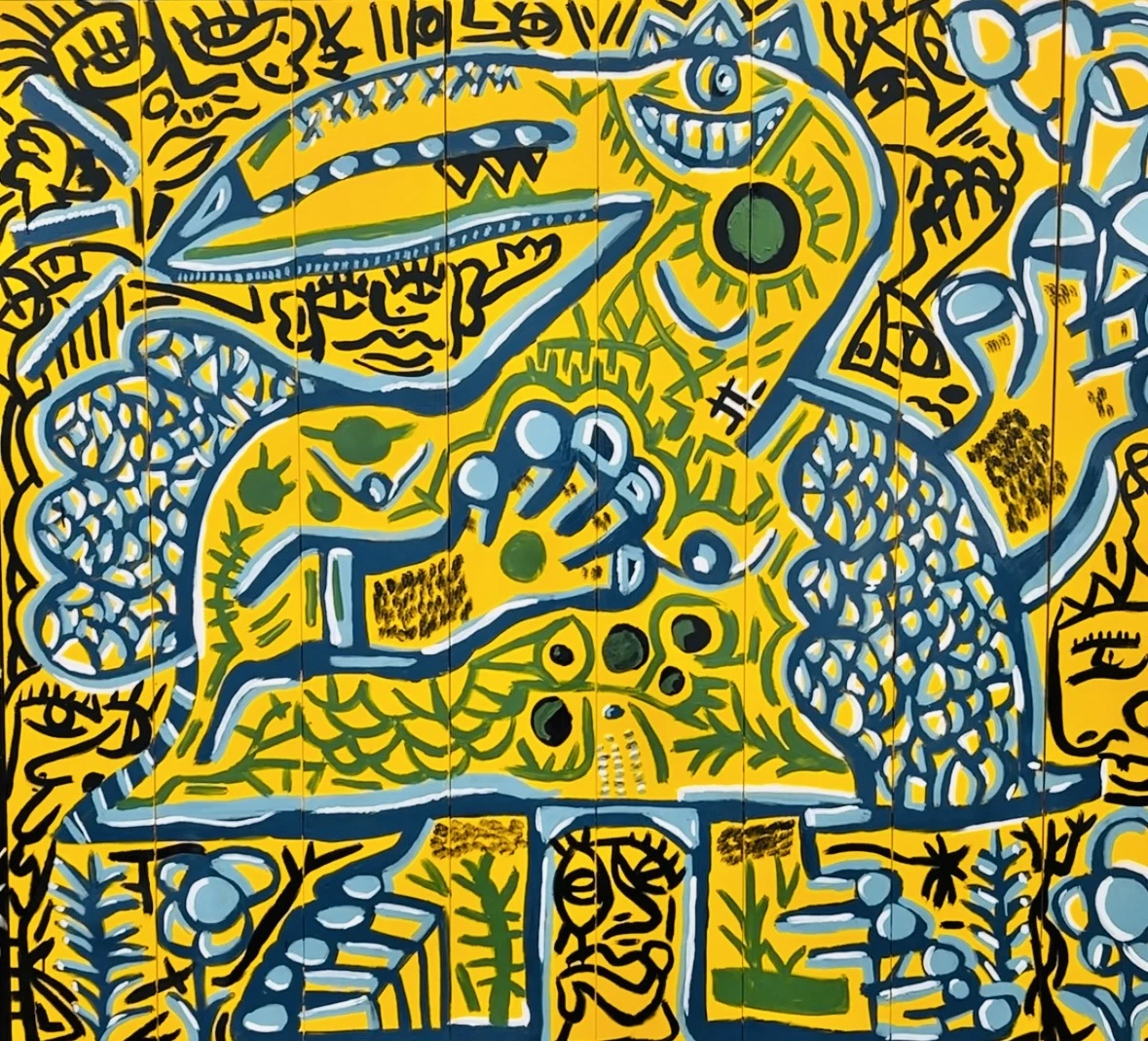 Gran pájaro de pico largo en azul y amarillo, rodeado de rostros pequeños y plantas en trazo negro, sobre un fondo amarillo de tablones. El Tucán. Esmalte sobre hierro, 220 x 200 cm, 2024. Caracas. Nicolás Lapadula