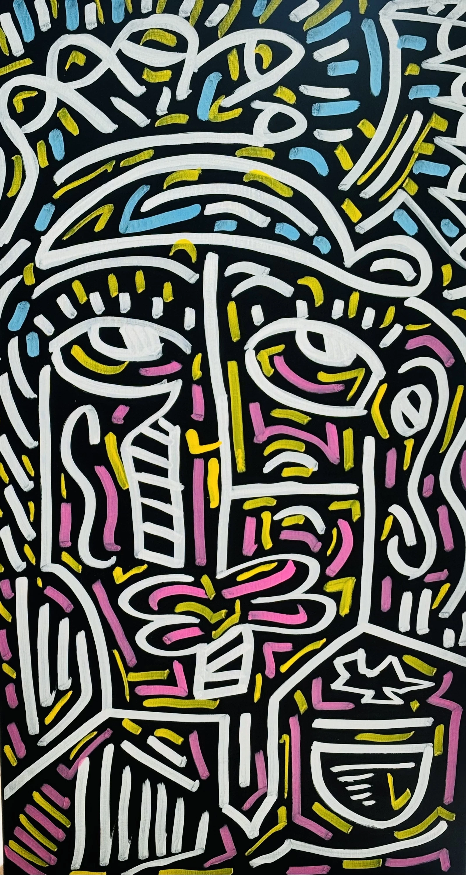 Rostro de frente con grandes ojos y sombrero, trazado en blanco con toques rosas, amarillos y celestes sobre fondo negro. Guardia bajo el sol. Acrílico sobre lienzo, 40 x 75 cm, 2025. Caracas. Nicolás Lapadula