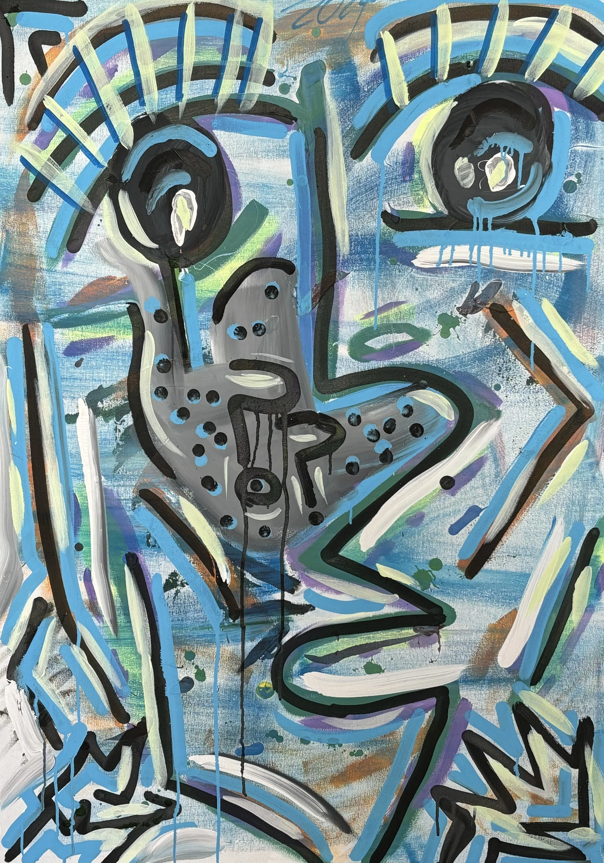 Rostro grande de dos ojos negros, boca de línea quebrada y trazos negros gruesos, sobre fondo celeste con salpicaduras y chorreaduras. Hermano 1. Acrílico sobre lienzo, 85 x 120 cm, 2025. Caracas. Nicolás Lapadula