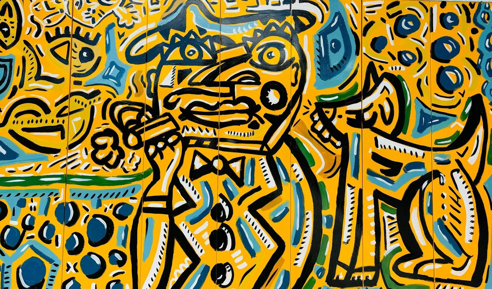 Hombre de sombrero y pajarita junto a un perro de pie, en trazo negro y azul sobre fondo amarillo de tablones verticales. Hombre y perro. Esmalte sobre hierro, 195 x 120 cm, 2024. Caracas. Nicolás Lapadula