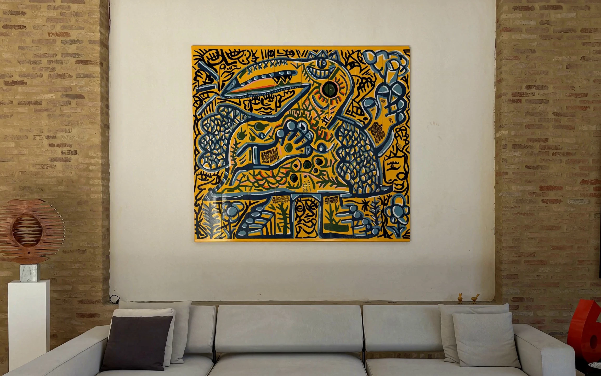 Una visualización de un encargo: una pintura sobre fondo ocre en una pared, sobre un sofá.