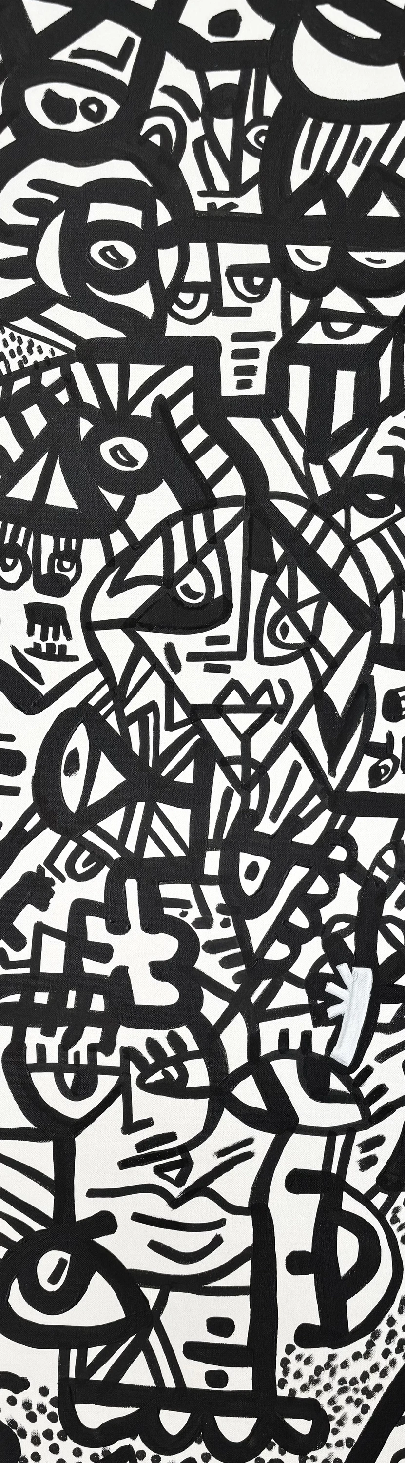 Columna vertical de rostros, ojos y formas entrelazadas en trazo negro grueso sobre fondo blanco. Muchedumbre. Acrílico sobre lienzo, 34 x 121 cm, 2026. Barcelona. Nicolás Lapadula