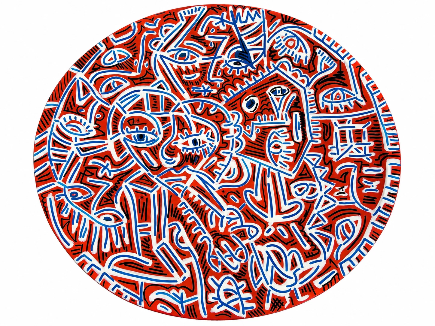 Disco ovalado rojo cubierto de rostros, ojos y manos en trazo blanco y azul con finas líneas negras. Parabólica. Acrílico sobre fibra de vidrio, 135 x 125 cm, 2025. Caracas. Nicolás Lapadula