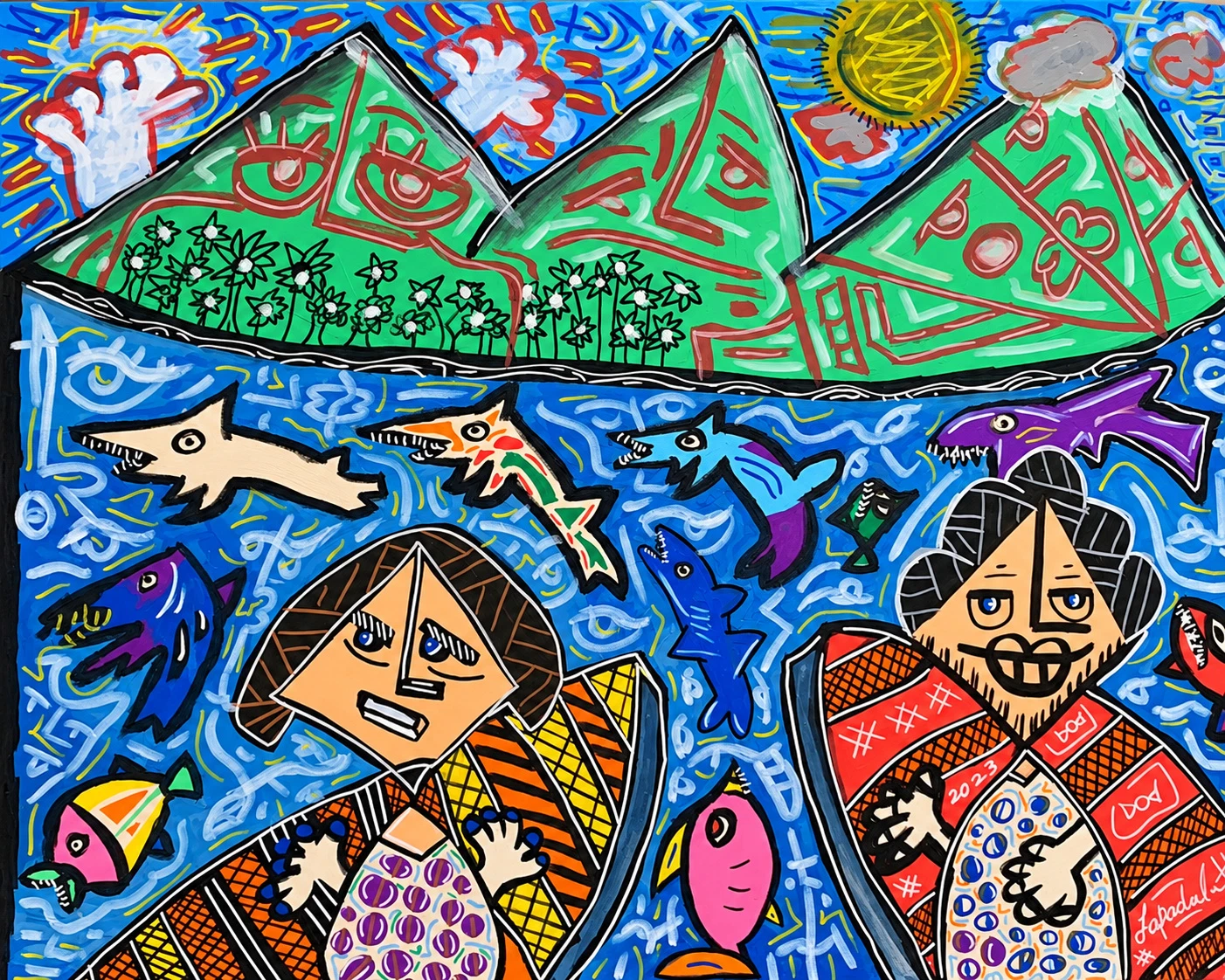 Dos figuras de rostro anguloso envueltas en mantas de colores, frente a un mar azul con peces, tres montañas verdes, un sol y nubes. Playa. Acrílico sobre lienzo, 80 x 100 cm, 2023. Caracas. Nicolás Lapadula