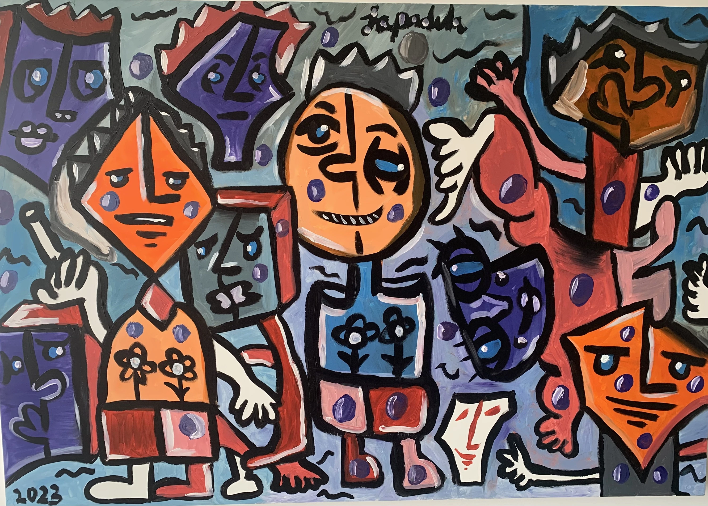 Personajes de cabezas geométricas en naranja, morado y gris, con camisetas de flores, sobre fondo azul grisáceo con puntos morados. Playa. Acrílico sobre madera, 160 x 120 cm, 2023. Caracas. Nicolás Lapadula