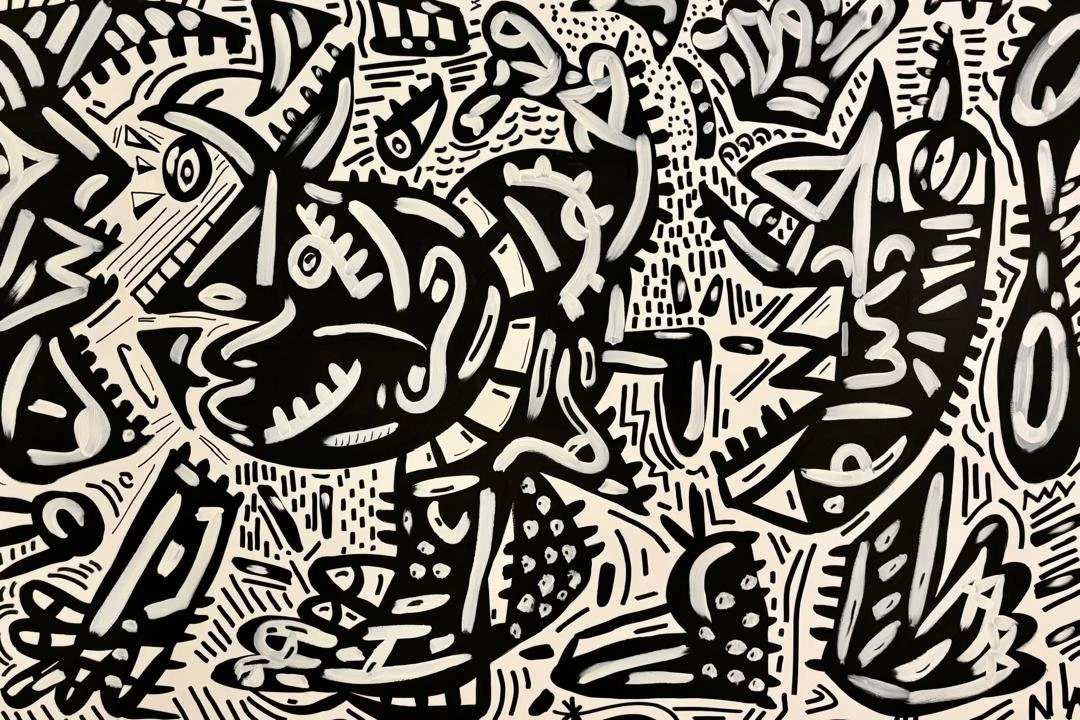 Formas de criaturas con dientes y rostros en trazo blanco grueso sobre negro, con rayas, puntos y líneas cortas entre ellas. Prehistoria. Acrílico sobre lienzo, 180 x 120 cm, 2025. Caracas. Nicolás Lapadula