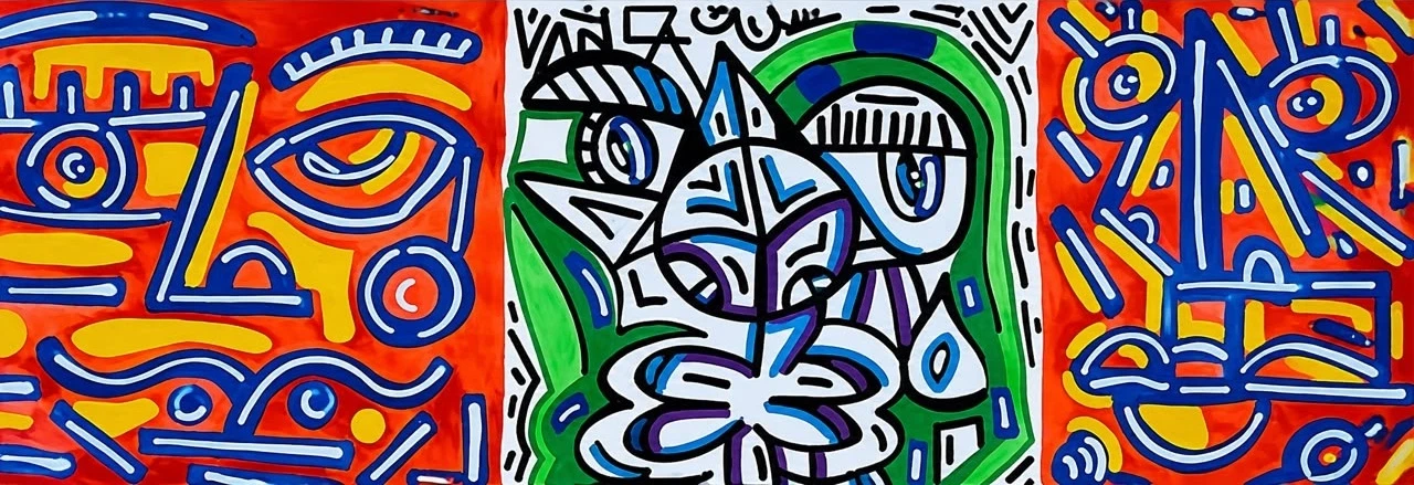 Tres rostros en paneles contiguos: dos laterales de fondo naranja con trazos azules y amarillos, y uno central blanco sobre verde. Rostros. Acrílico sobre lienzo, 70 x 155 cm, 2026. Miami. Nicolás Lapadula