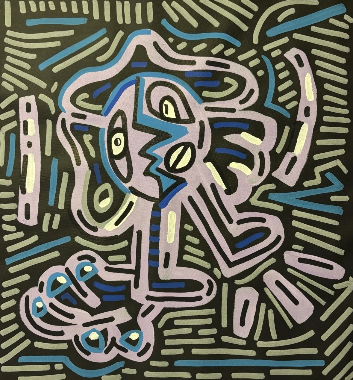 Figura sentada de contorno lila con rostro azul, rodeada de rayas cortas grises y azules sobre fondo negro. Sin título. Acrílico sobre lienzo, 56 x 48 cm, 2026. Caracas. Nicolás Lapadula