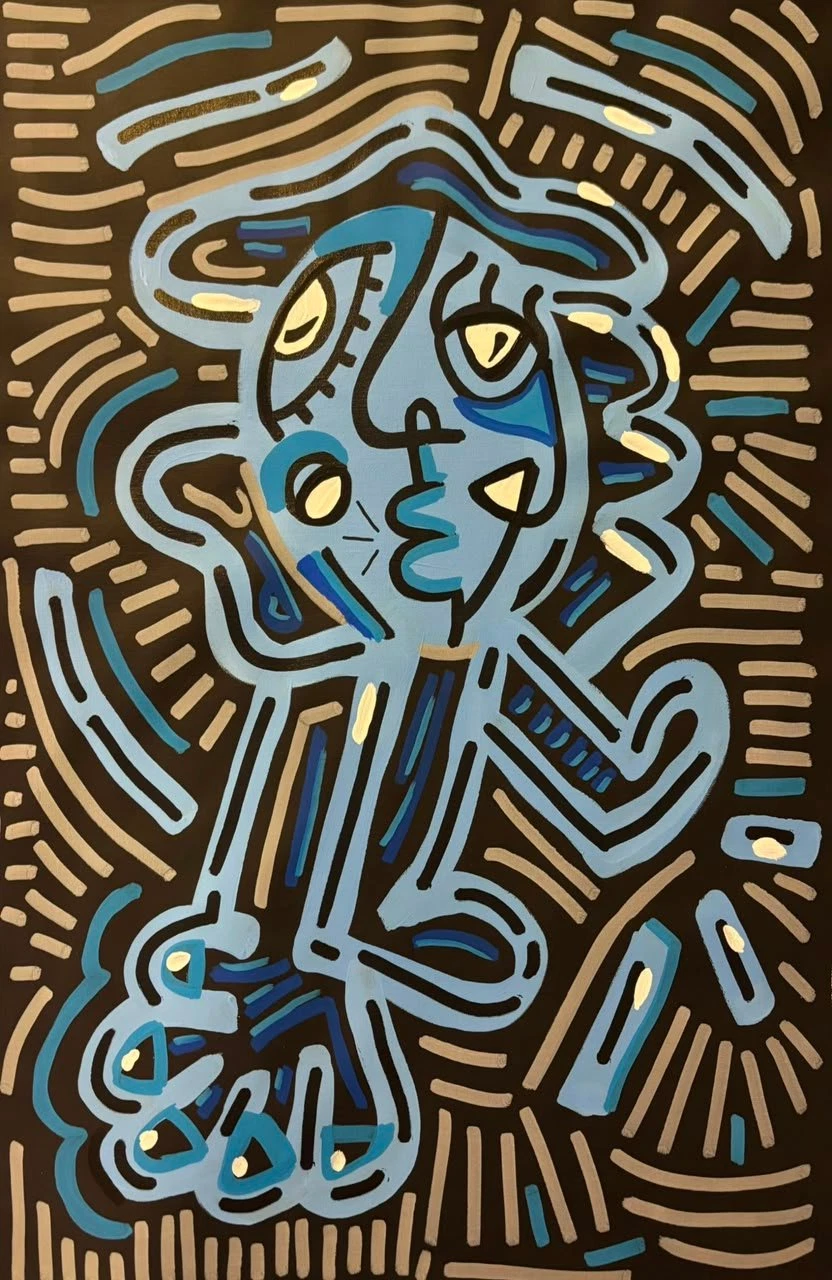 Figura de pie en tonos azules con rostro de perfil y ojos crema, sobre fondo oscuro cubierto de rayas cortas beige y azules. Sin título. Acrílico sobre lienzo, 73 x 48 cm, 2026. Caracas. Nicolás Lapadula