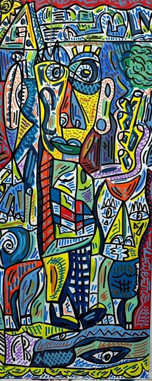 Figura alta de rostro amarillo y verde rodeada de animales y formas, en azul, verde, rojo y amarillo con rayas finas, en formato vertical. Sin título. Acrílico sobre lienzo, 84 x 200 cm, 2024. Caracas. Nicolás Lapadula