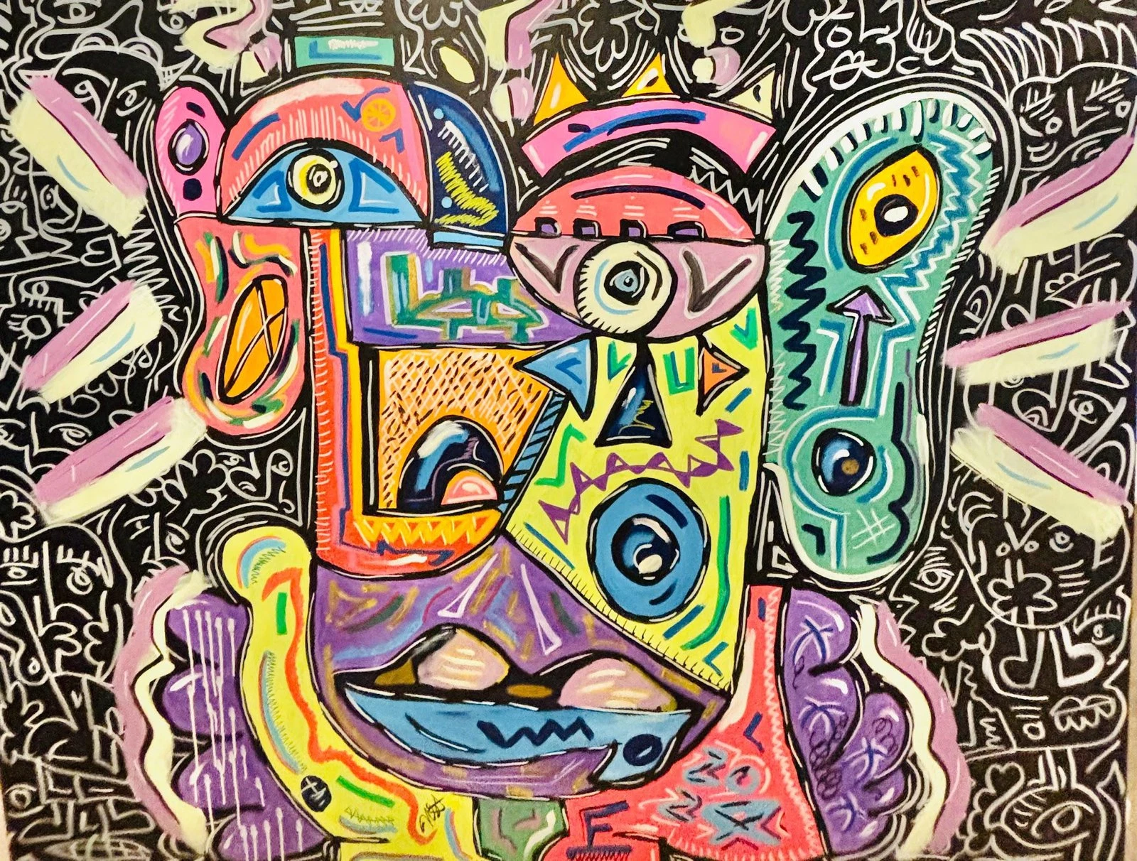 Rostro frontal de ojos grandes con corona, en rosa, naranja, verde, lila y celeste, sobre fondo negro cubierto de dibujos blancos. Sin título. Acrílico sobre lienzo, 160 x 200 cm, 2024. Caracas. Nicolás Lapadula
