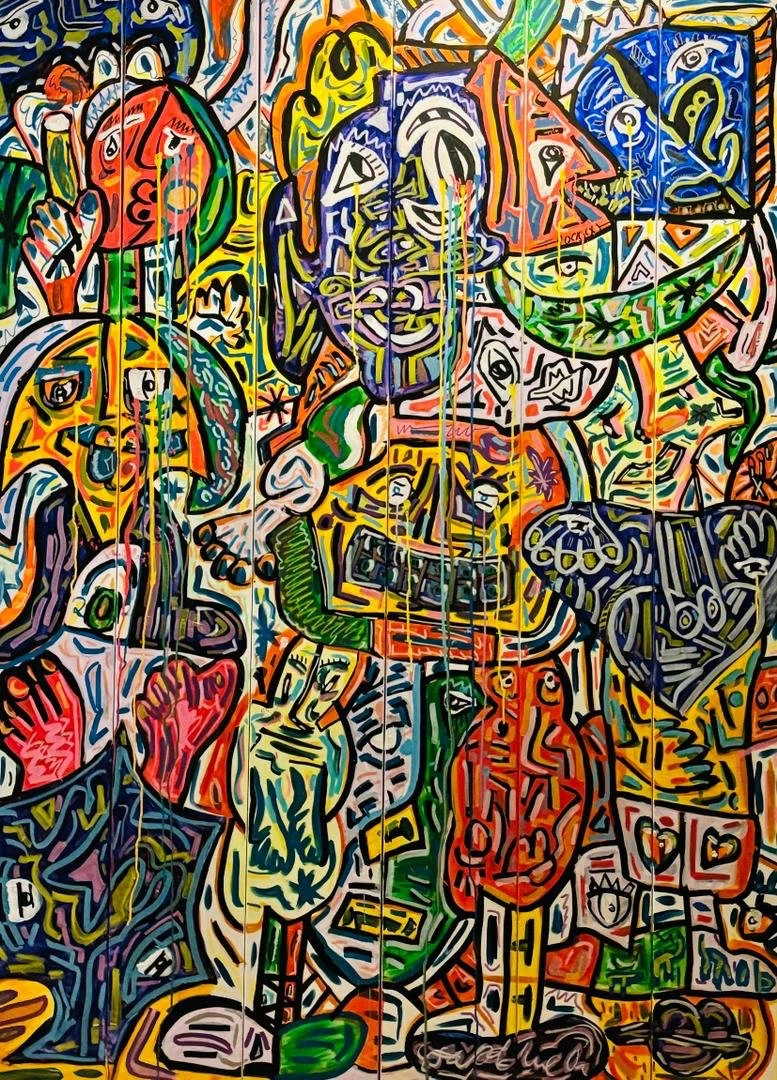 Figura central con rostro violeta rodeada de muchas figuras, manos y rostros, en verde, naranja, azul, rojo y amarillo, con goteos de pintura. Sin título. Acrílico sobre hierro, 240 x 175 cm, 2023. Caracas. Nicolás Lapadula