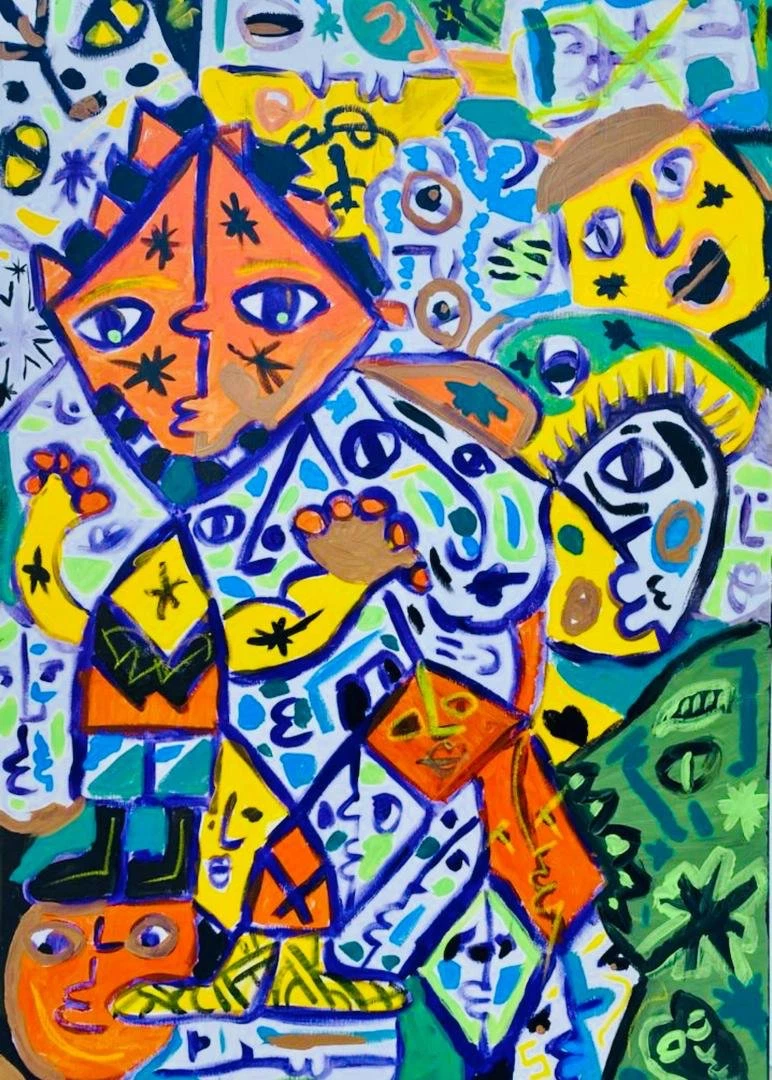 Figura de cabeza naranja en forma de rombo con ojos azules y estrellas negras, rodeada de pequeños rostros amarillos, verdes y blancos. Sin título. Acrílico sobre lienzo, 100 x 70 cm, 2018. Caracas. Nicolás Lapadula