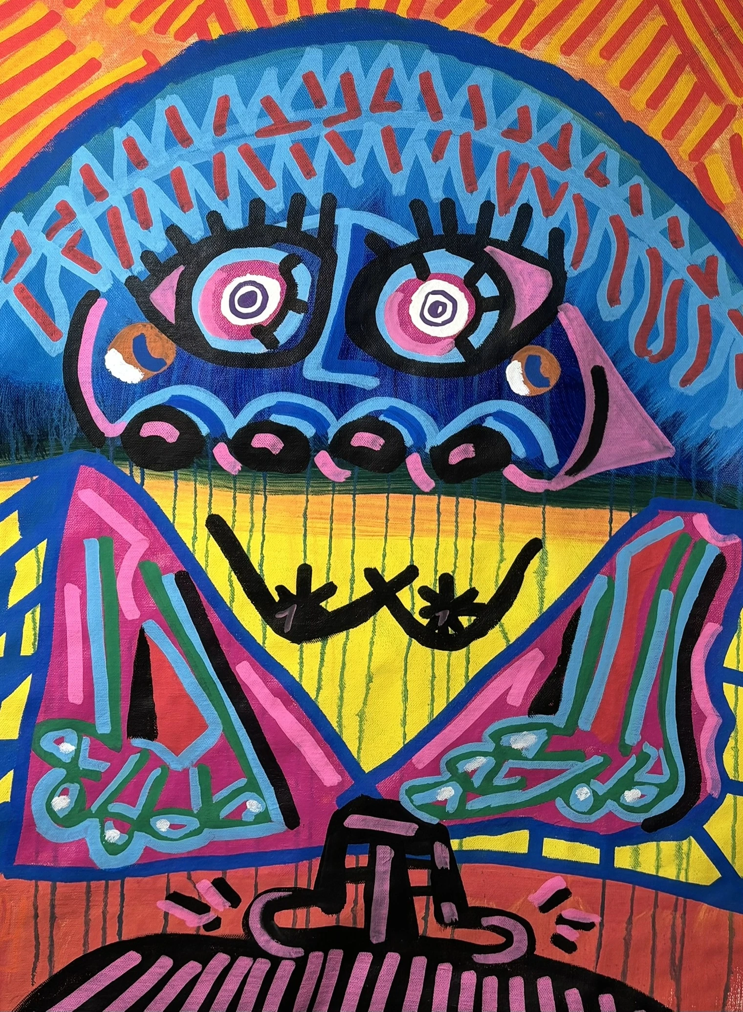 Rostro frontal de ojos grandes rosados y boca negra con dos asteriscos, bajo un gorro azul de zigzags rojos, sobre amarillo y naranja con goteos. Sin título. Acrílico sobre lienzo, 40 x 60 cm, 2026. Barcelona. Nicolás Lapadula