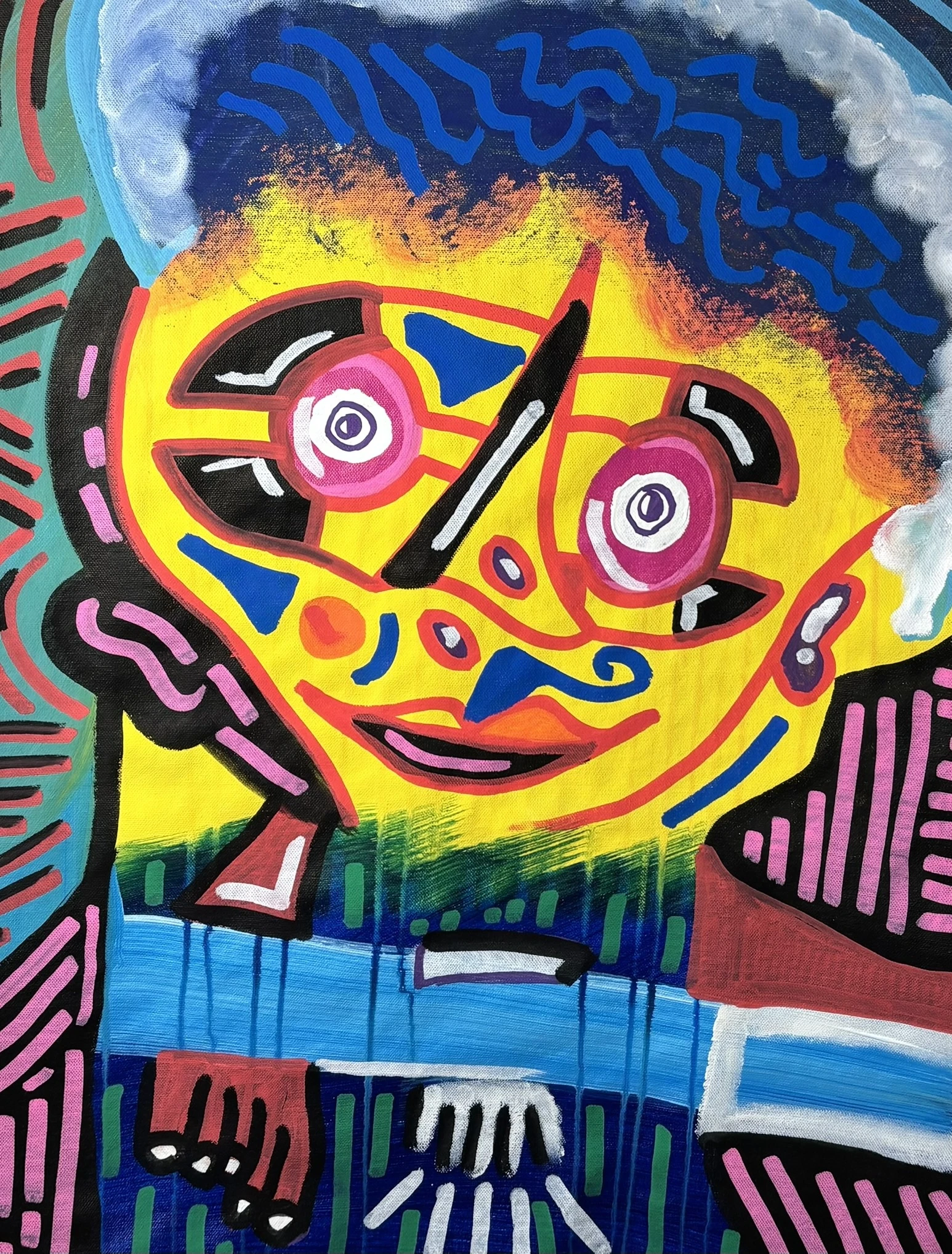 Rostro amarillo de ojos rosados circulares y nariz azul, con pelo azul oscuro y franjas rosadas y negras a los lados, sobre una banda azul con goteos. Sin título. Acrílico sobre lienzo, 40 x 60 cm, 2026. Barcelona. Nicolás Lapadula