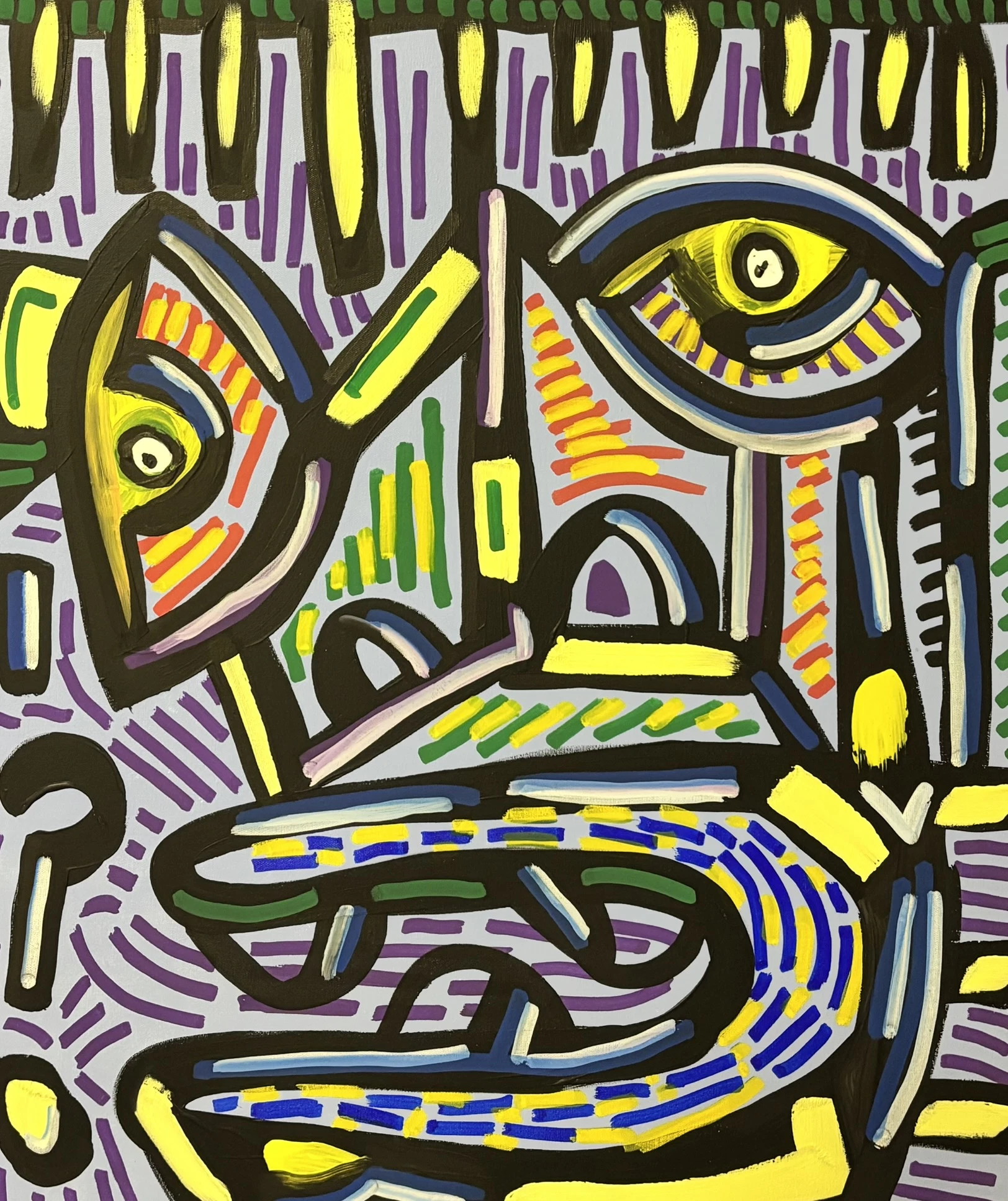 Rostro grande de dos ojos amarillos y boca abierta de rayas azules y amarillas, con contornos negros sobre fondo gris azulado con líneas moradas. Sin título. Acrílico sobre lienzo, 60 x 70 cm, 2026. Madrid. Nicolás Lapadula