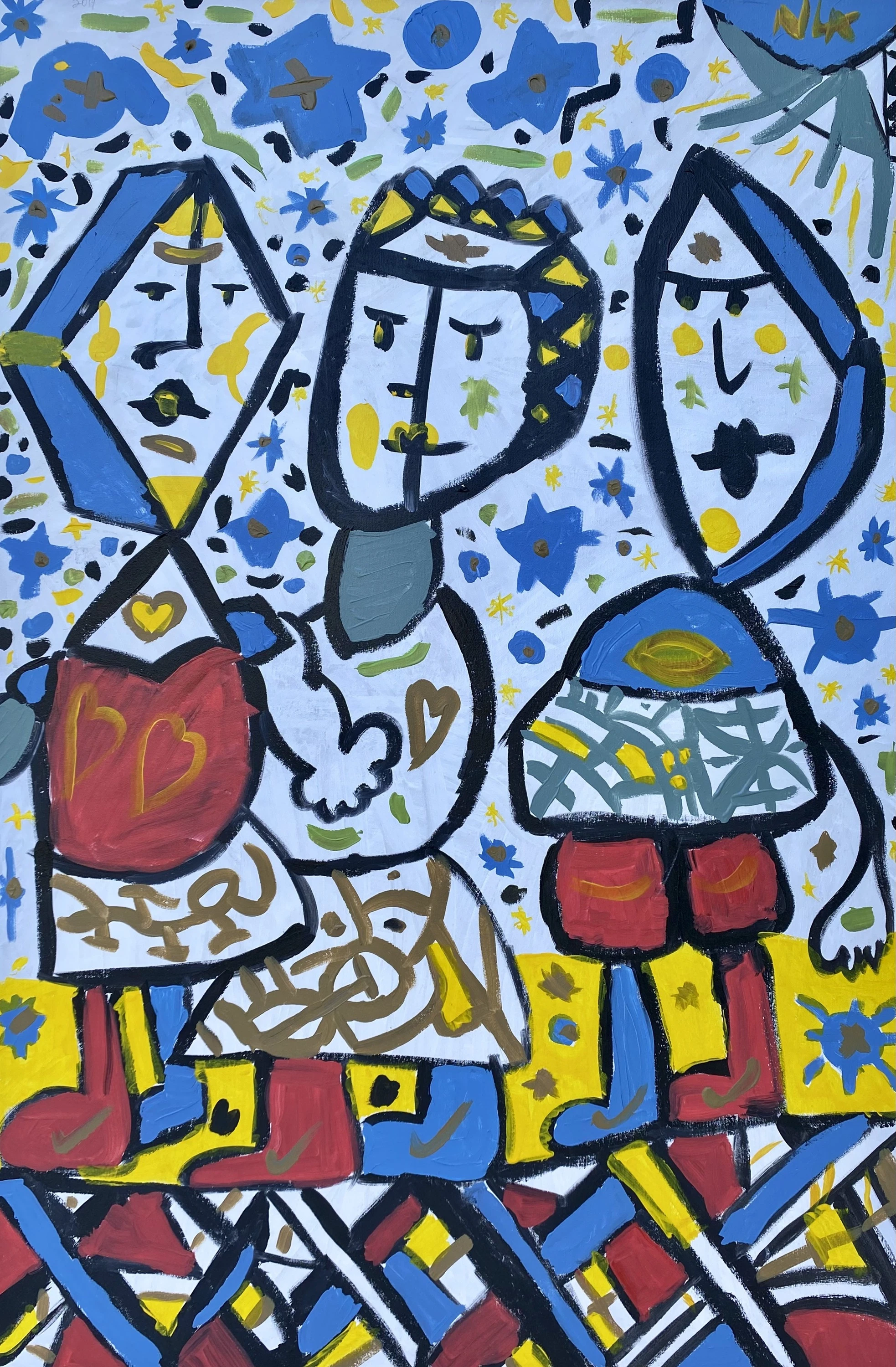 Tres figuras de rostros delineados en negro, con camisas rojas y corazones, sobre fondo blanco con flores azules y suelo amarillo, azul y rojo. Sin título. Acrílico sobre lienzo, 100 x 70 cm, 2018. Caracas. Nicolás Lapadula