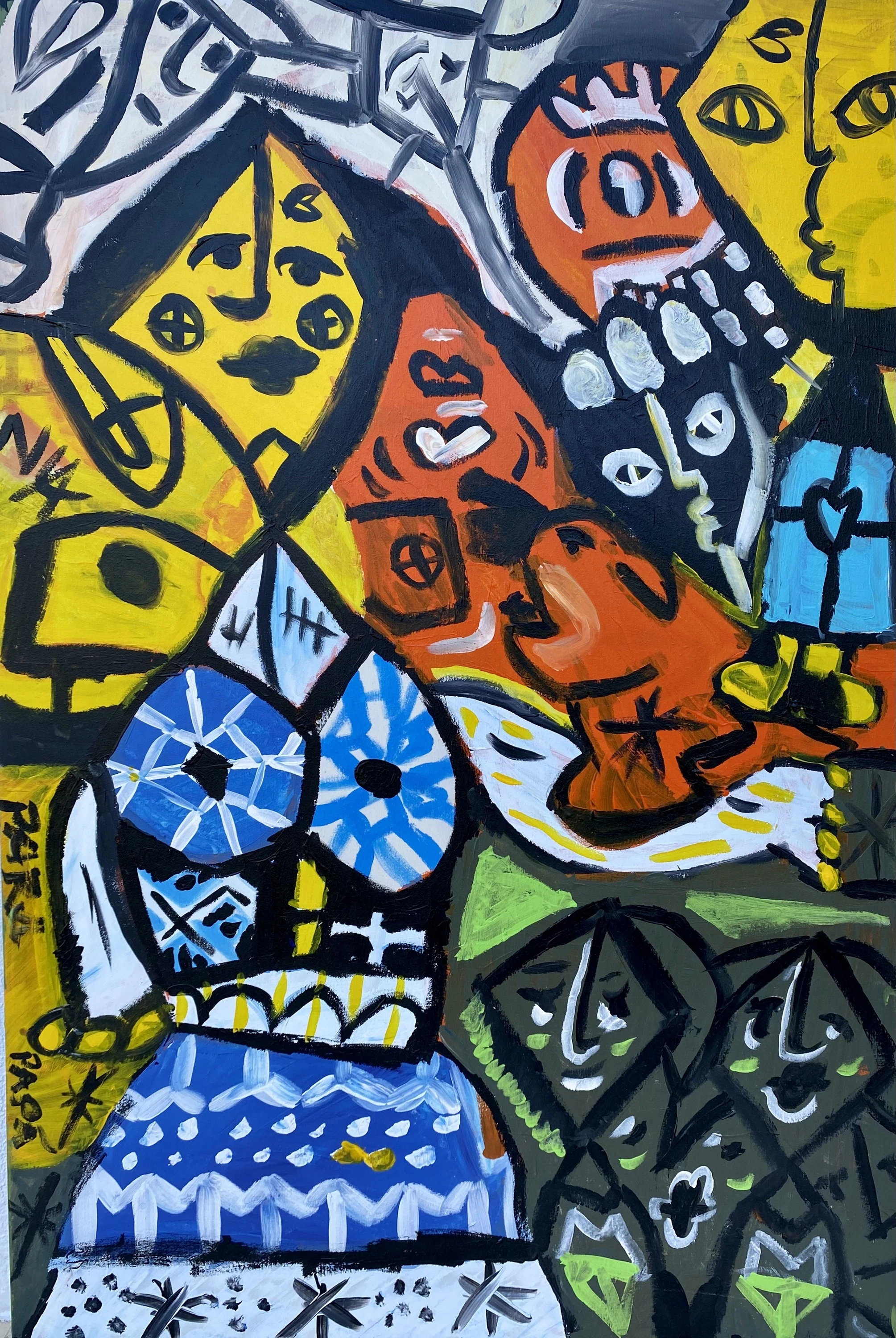 Rostros amarillos, naranjas y blancos con contornos negros gruesos, junto a una figura azul y blanca, sobre zonas de verde oliva y gris. Sin título. Acrílico sobre lienzo, 100 x 70 cm, 2018. Caracas. Nicolás Lapadula