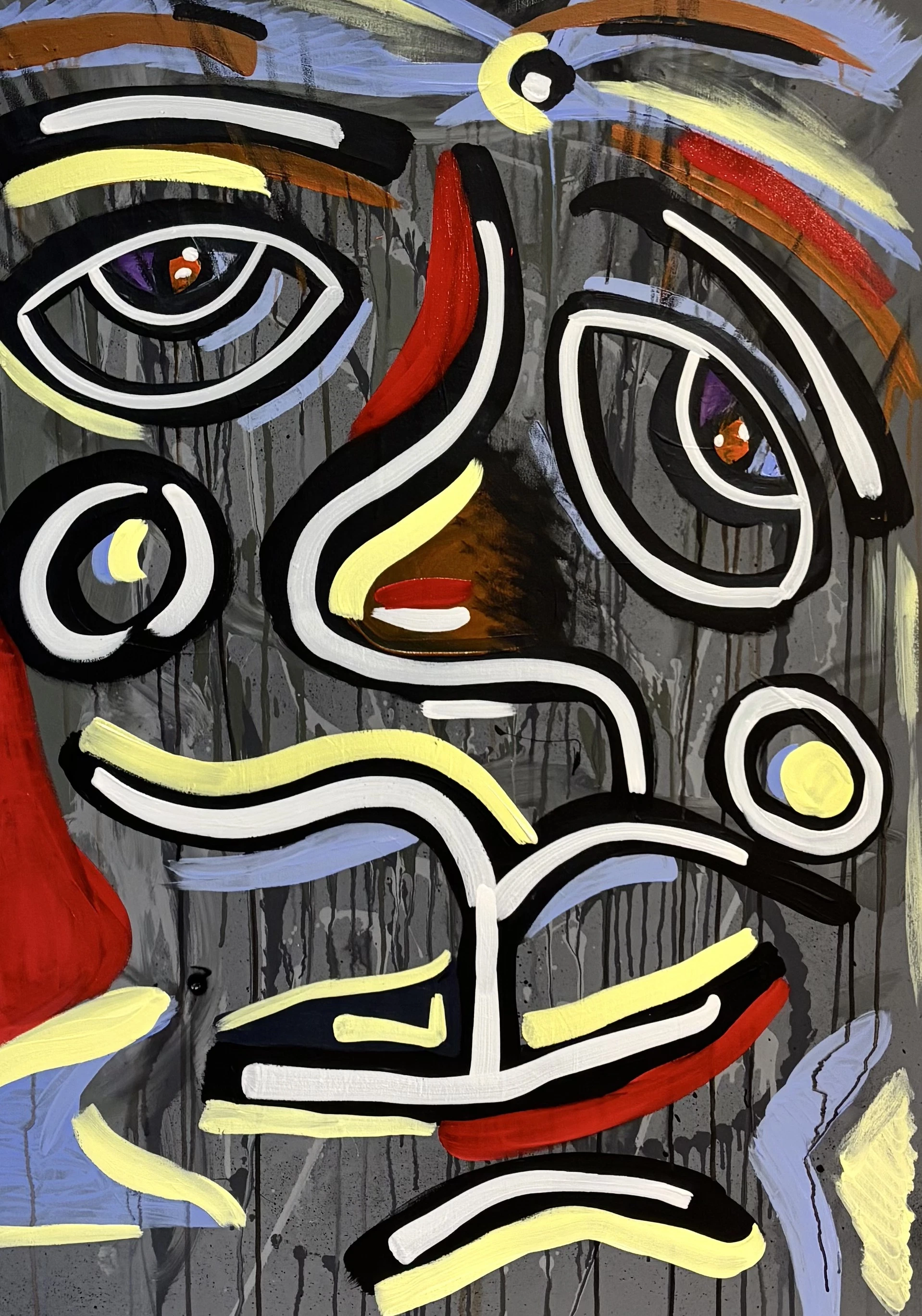 Rostro grande visto de frente, con dos ojos concéntricos y nariz roja, en trazos negros y blancos gruesos sobre fondo gris con goteos. Sin título. Acrílico sobre lienzo, 85 x 120 cm, 2026. Caracas. Nicolás Lapadula