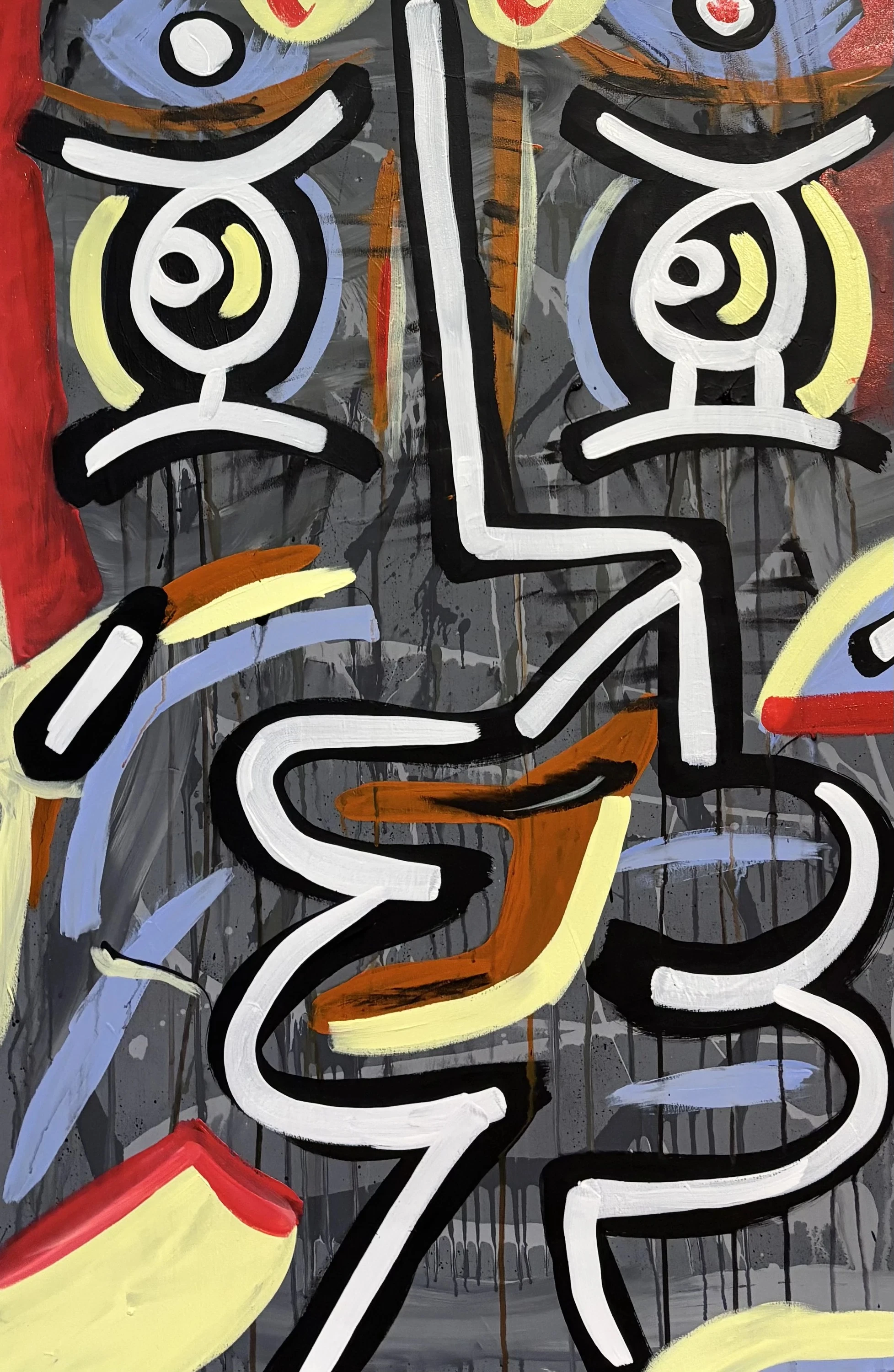 Rostro alargado con dos ojos simétricos de trazo blanco y negro, sobre fondo gris con manchas rojas, amarillas y lilas. Sin título. Acrílico sobre lienzo, 85 x 120 cm, 2026. Caracas. Nicolás Lapadula