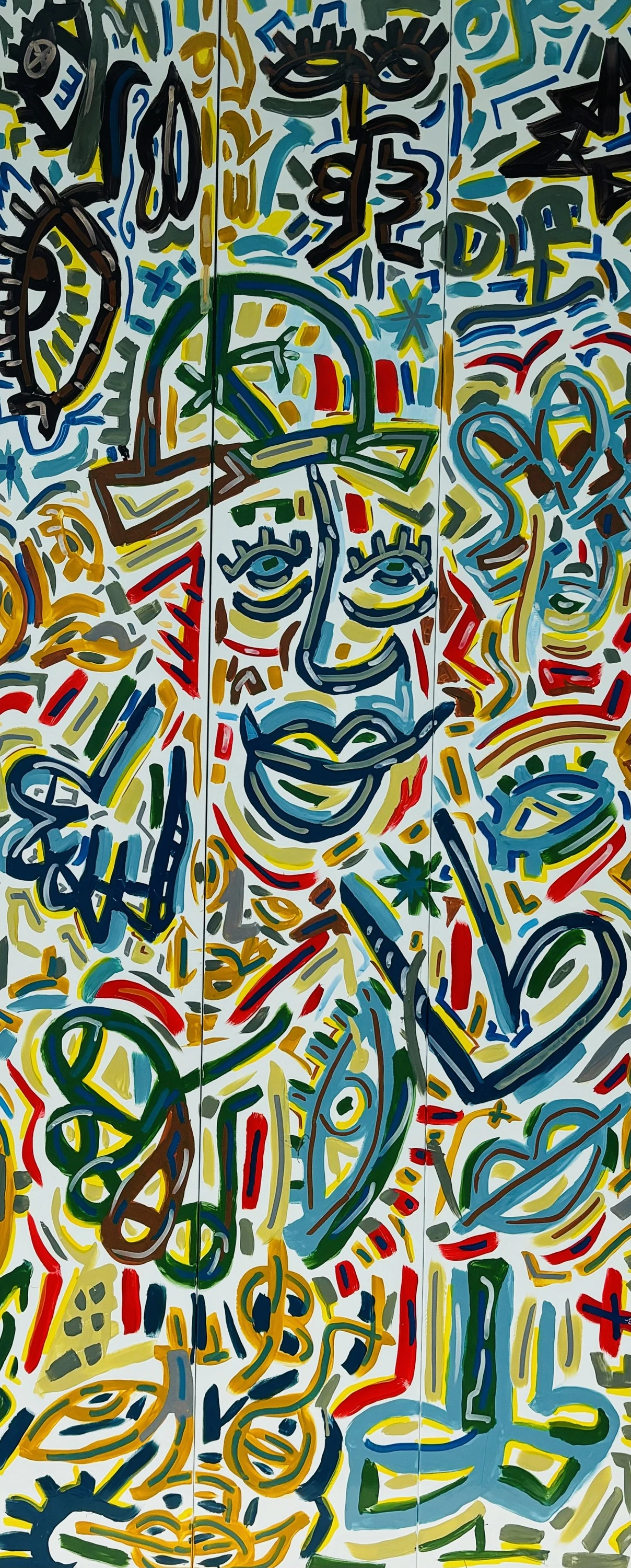 Panel alto y estrecho con un rostro de gorra y sonrisa azul, rodeado de trazos finos verdes, rojos, amarillos y azules sobre fondo blanco. Sin título. Acrílico y esmalte sobre hierro, 83 x 200 cm, 2024. Caracas. Nicolás Lapadula