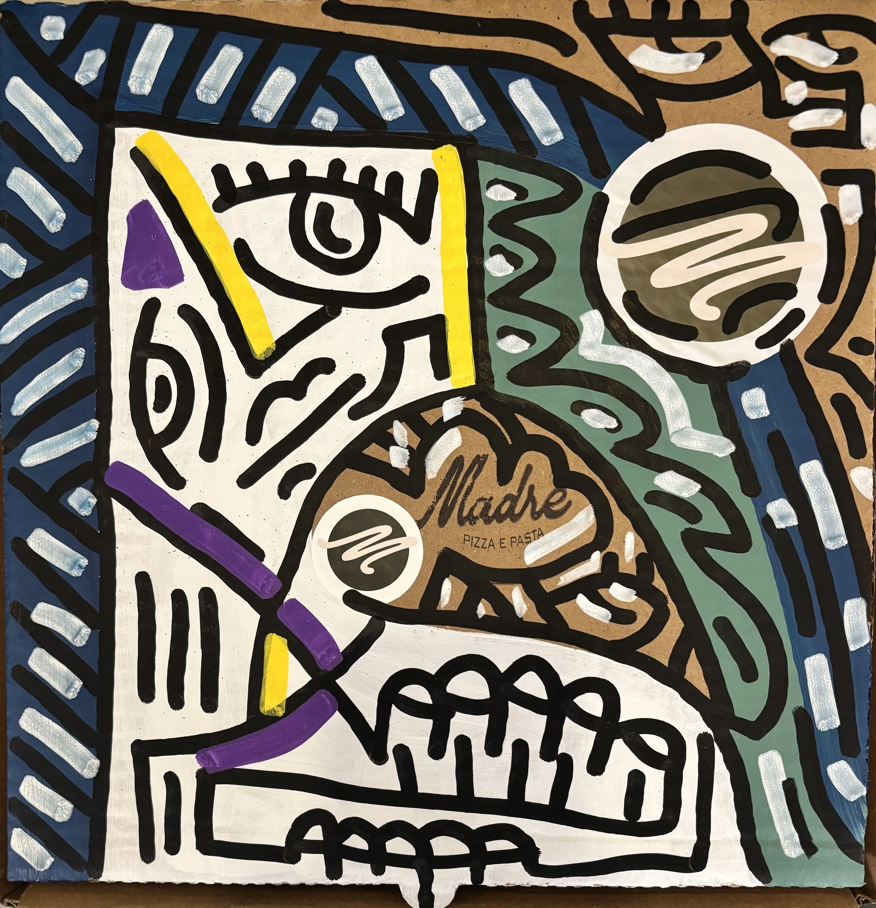 Rostro blanco cuadrado con un ojo y una gran dentadura, junto a un círculo gris, sobre azul y verde, pintado en una caja de cartón. Sin título. Acrílico sobre cartón, 40 x 40 cm, 2026. Caracas. Nicolás Lapadula