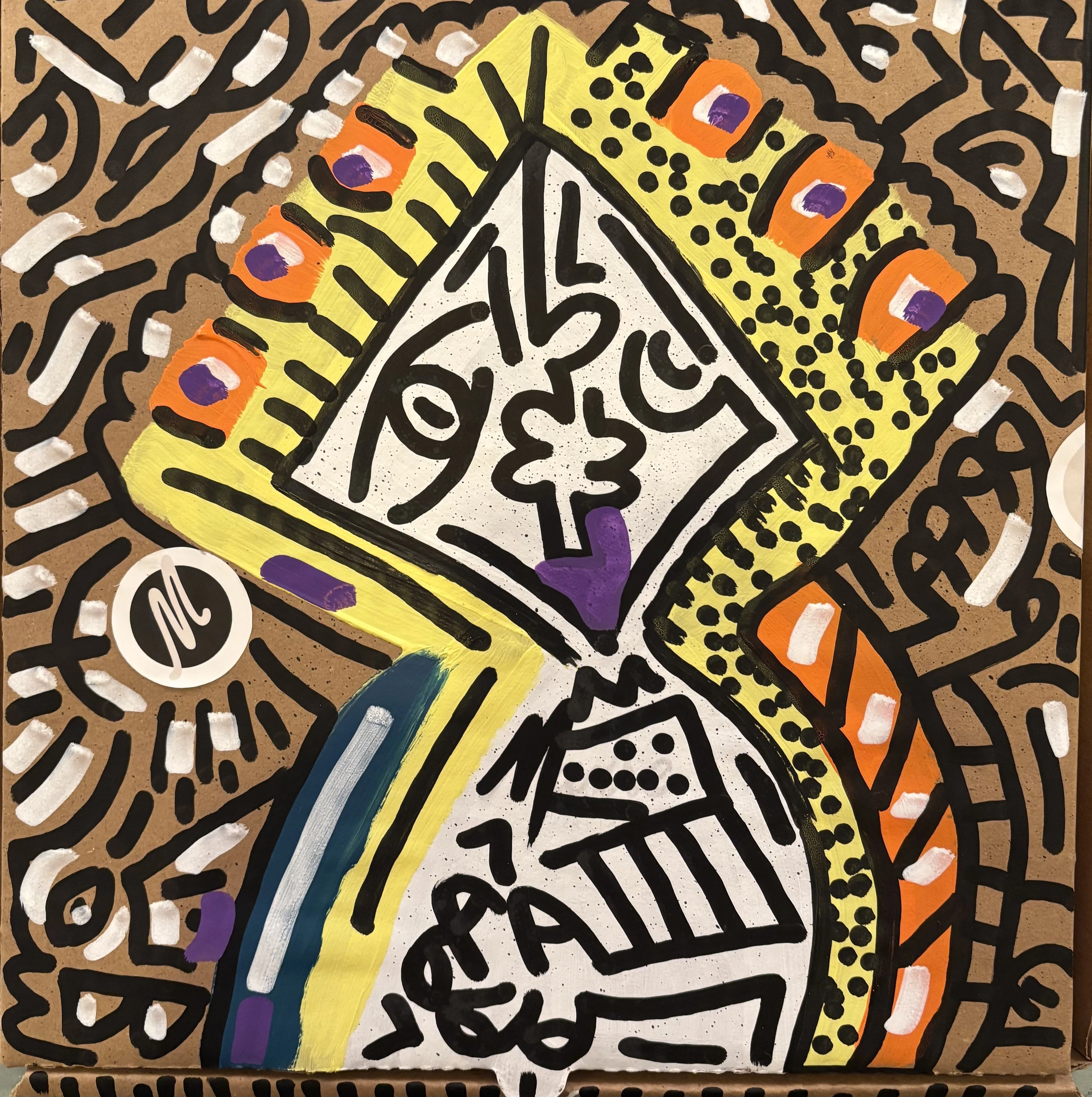 Rostro blanco en forma de rombo con cresta amarilla punteada y óvalos naranja, rodeado de trazos negros y blancos sobre una caja de cartón. Sin título. Acrílico sobre cartón, 40 x 40 cm, 2026. Caracas. Nicolás Lapadula