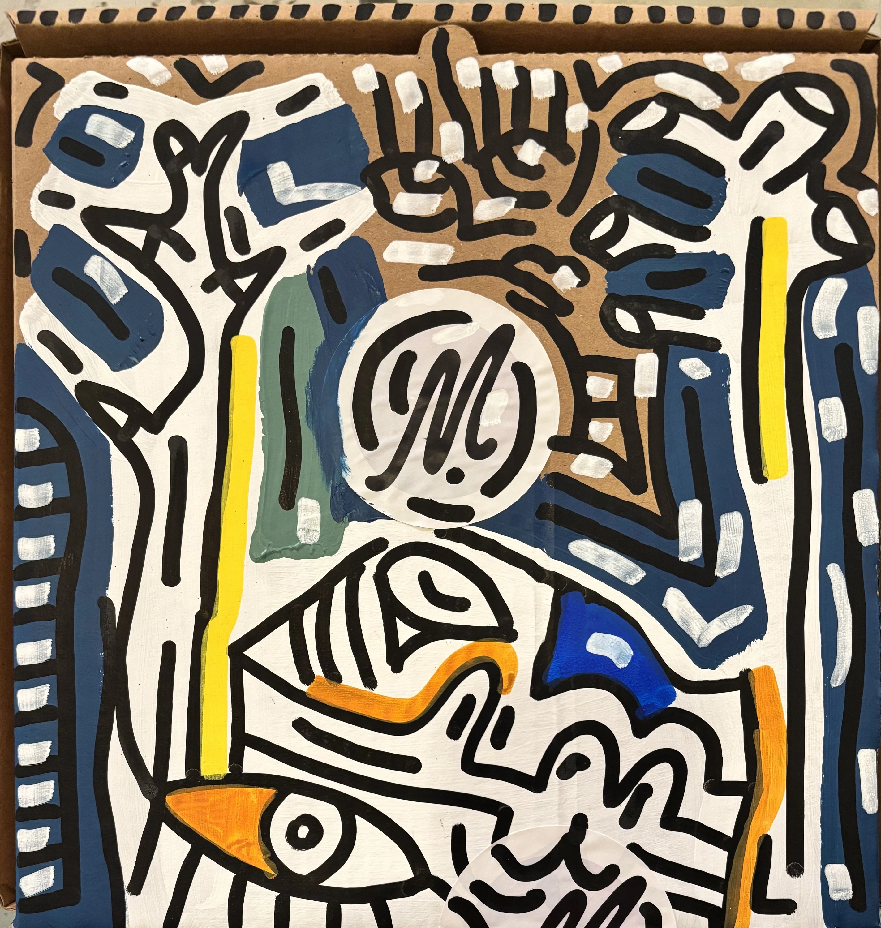 Rostros de línea negra sobre blanco, con manchas azul oscuro, verde y amarillo y un círculo blanco al centro, sobre una caja de cartón. Sin título. Acrílico sobre cartón, 40 x 40 cm, 2026. Caracas. Nicolás Lapadula
