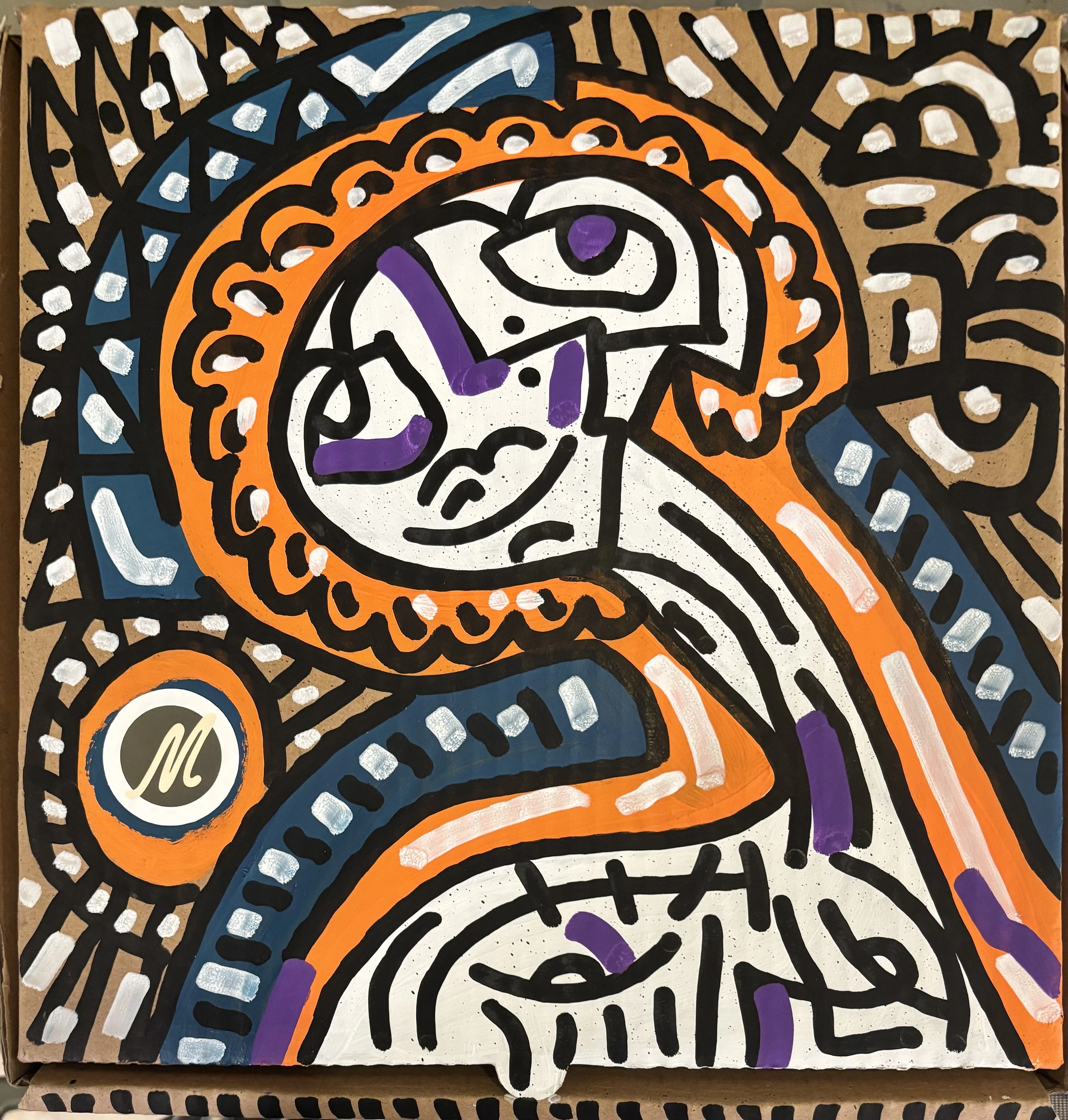 Figura de rostro blanco con aureola naranja de bordes ondulados, bandas azules y manchas moradas, en trazos negros sobre una caja de cartón. Sin título. Acrílico sobre cartón, 40 x 40 cm, 2026. Caracas. Nicolás Lapadula