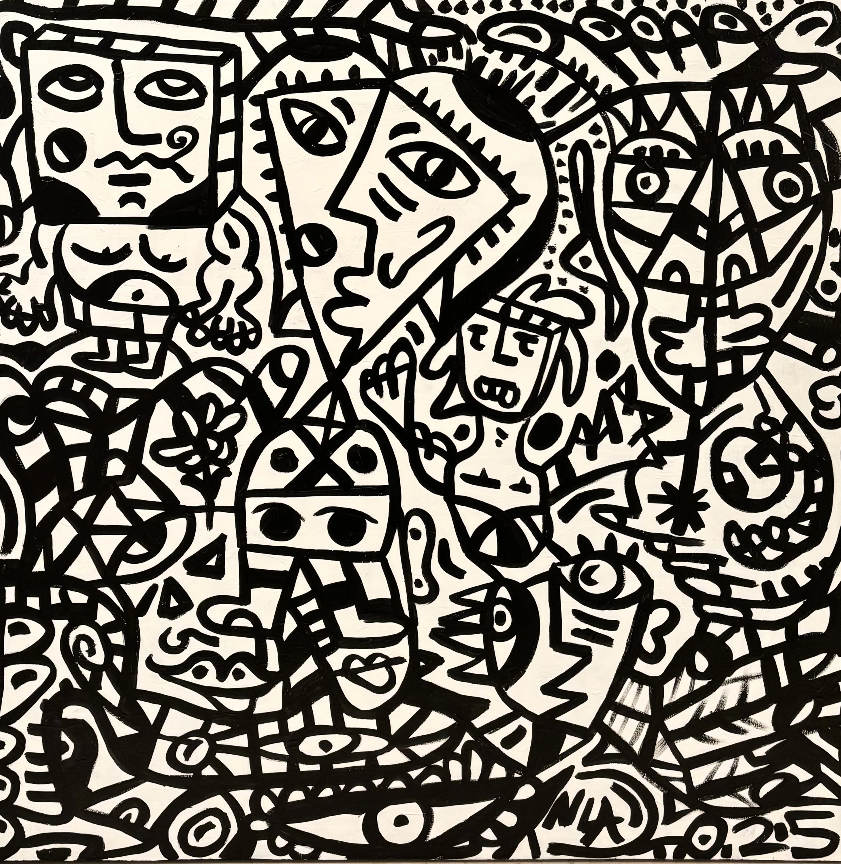 Muchos rostros y figuras de trazo negro apilados sobre fondo crema, entre ellos una cabeza cúbica arriba a la izquierda. Sociedad. Acrílico sobre lienzo, 110 x 110 cm, 2025. Caracas. Nicolás Lapadula