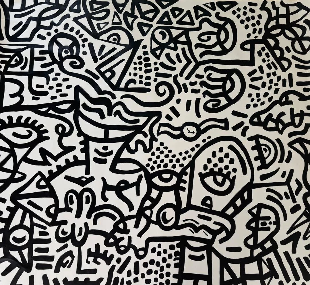 Superficie de rostros, ojos, puntos y garabatos en trazo negro grueso sobre fondo blanco hueso, sin color. Time Flies 1. Acrílico sobre lienzo, 150 x 175 cm, 2026. Caracas. Nicolás Lapadula