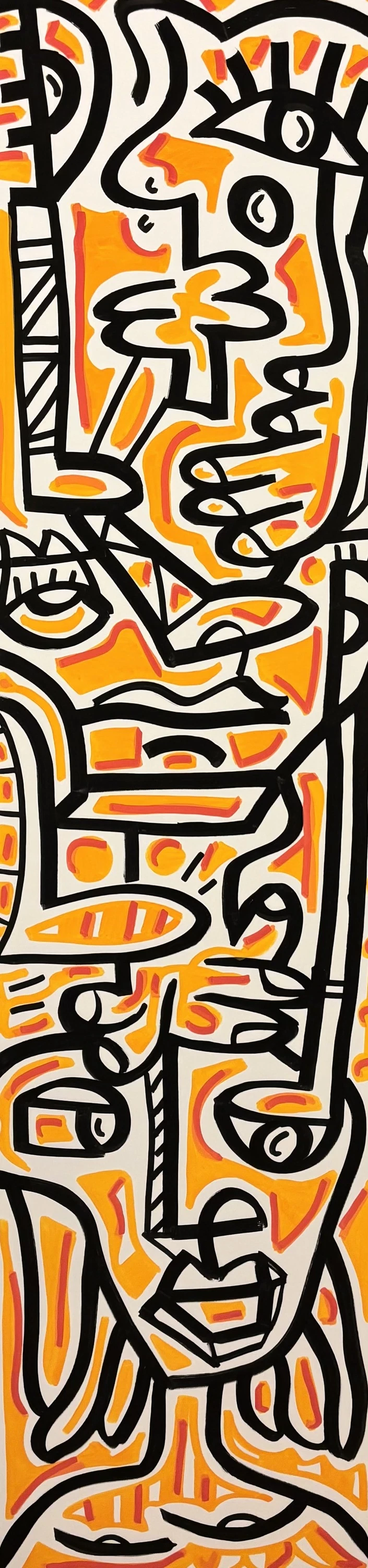 Formato muy vertical con rostros apilados en trazo negro grueso sobre blanco, con zonas rellenas de naranja y amarillo. Totem. Acrílico sobre lienzo, 38 x 152 cm, 2025. Panamá. Nicolás Lapadula