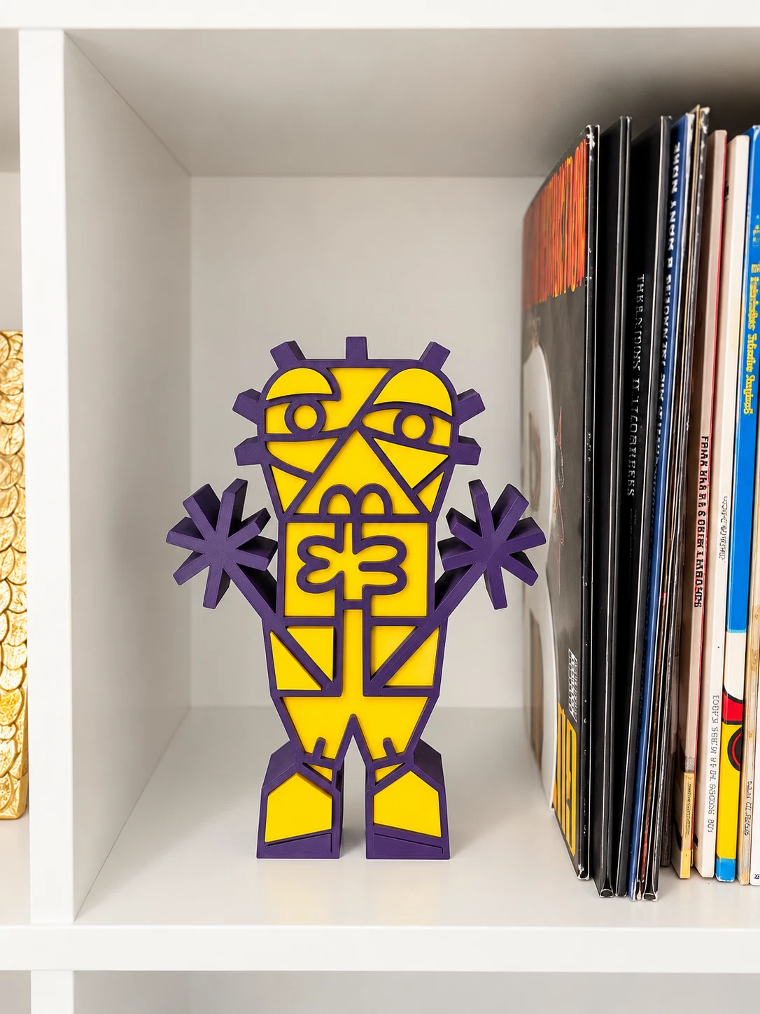 TOTEM amarillo & morado. Impresión 3D sobre acrílico, 24 x 18 x 3, 2026. Barcelona. Nicolás Lapadula