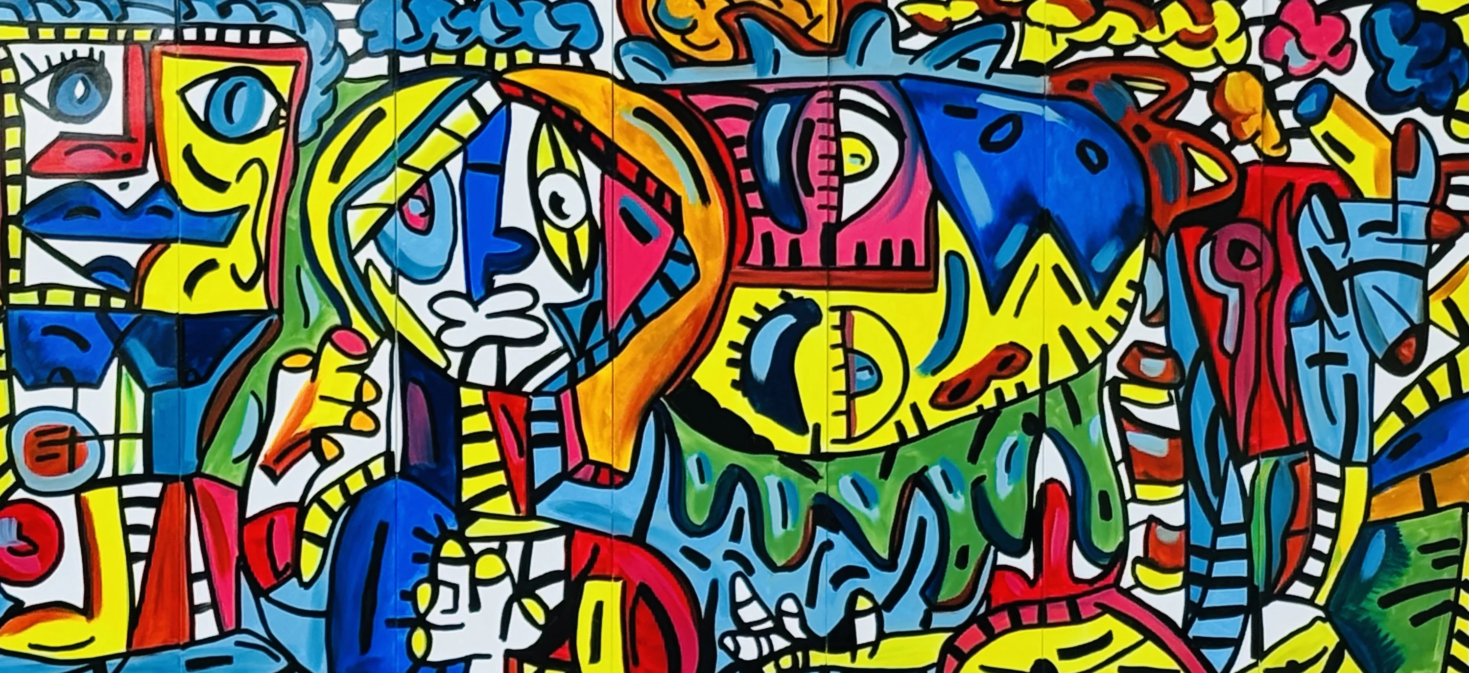 Formato horizontal de rostros y ojos grandes en azul, amarillo, rojo y verde sobre varias zonas de color, con contornos negros. Tres. Acrílico sobre aluminio, 206 x 100 cm, 2025. Caracas. Nicolás Lapadula
