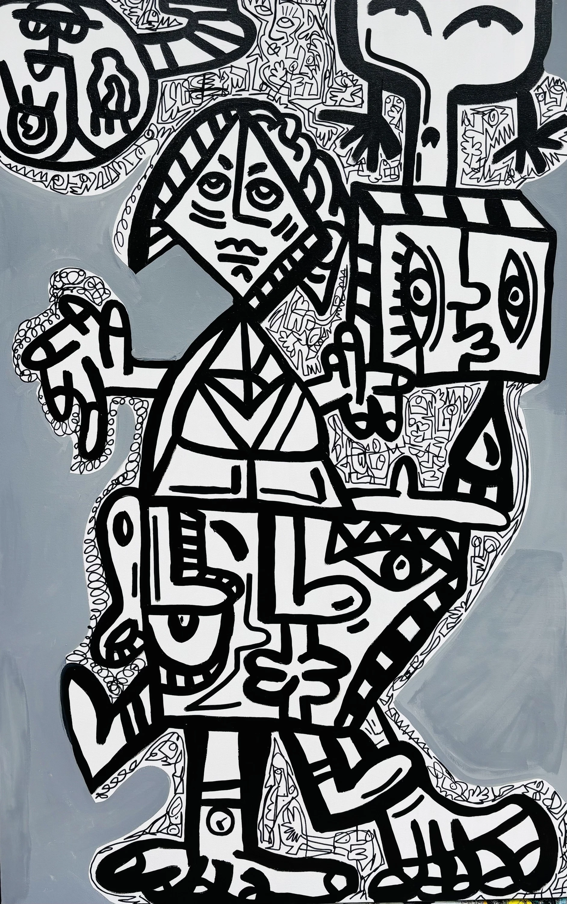 Figura apilada de rostros, un cubo y cabezas de trazo negro y blanco, sobre fondo gris liso con un contorno blanco texturado. Vacíos. Acrílico sobre lienzo, 90 x 140 cm, 2025. Caracas. Nicolás Lapadula
