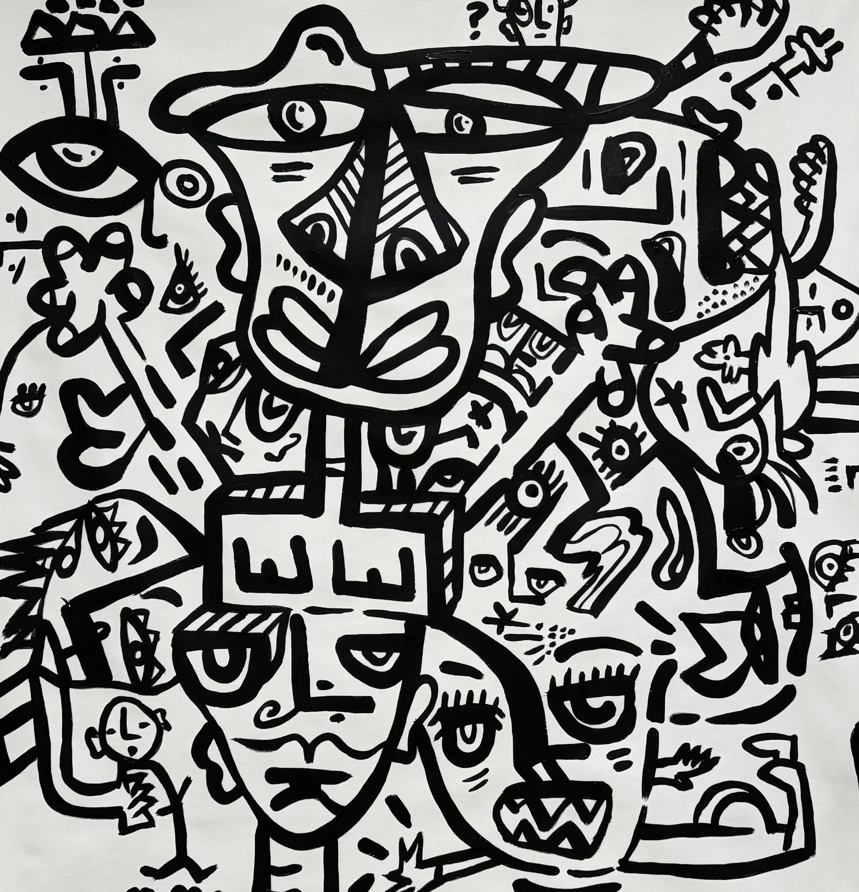Trazos negros sobre blanco: un gran rostro con un ala como de sombrero arriba, otro rostro de cejas cuadradas debajo y pequeñas figuras, ojos y símbolos apretados alrededor. Zoom 1. Acrílico sobre lienzo, 95 x 100 cm, 2026. Barcelona. Nicolás Lapadula