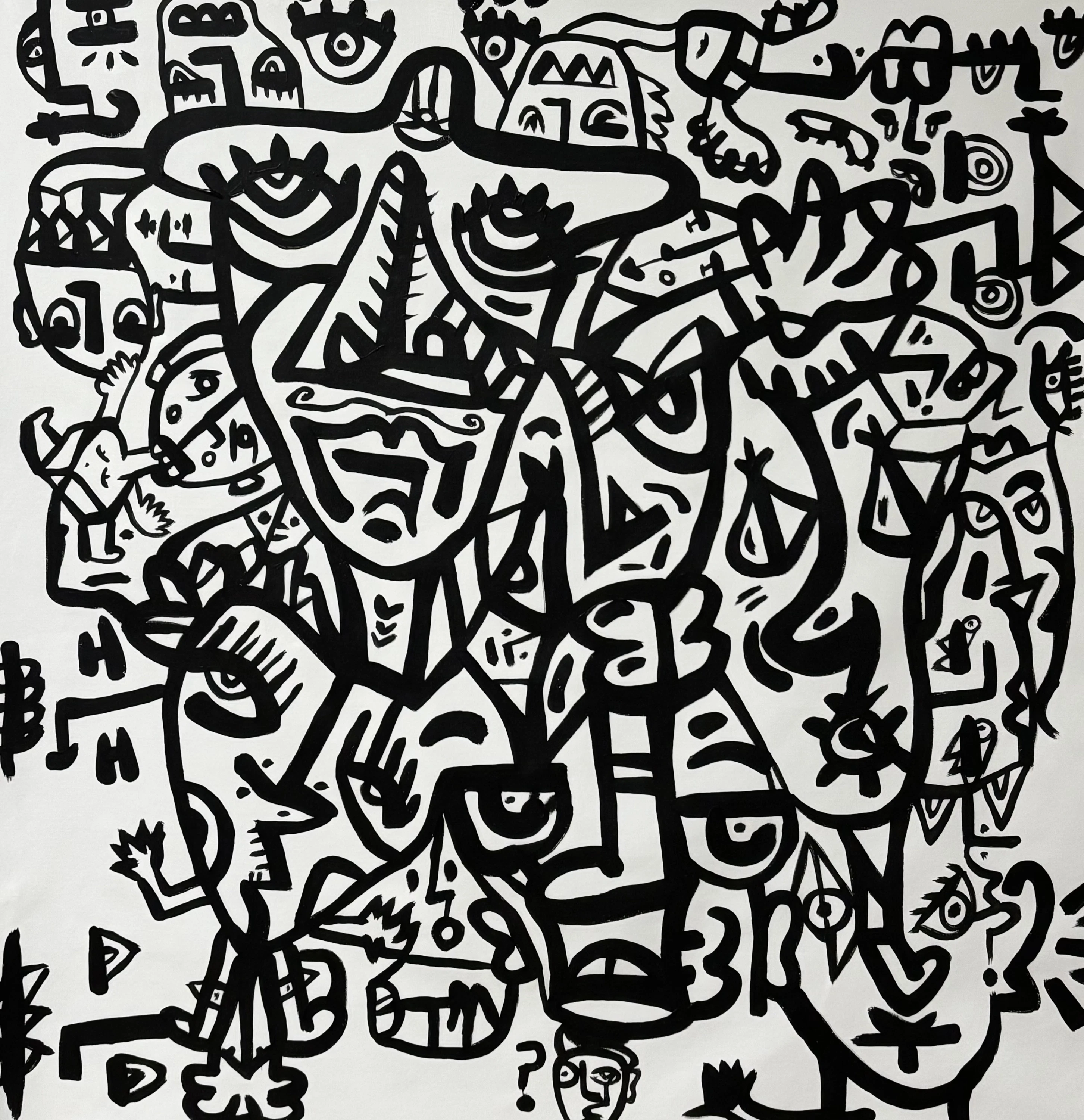 Trazos negros sobre blanco: rostros entrelazados de ojos abiertos y bocas grandes llenan el lienzo, rodeados de figuras pequeñas, letras y símbolos. Zoom 2. Acrílico sobre lienzo, 95 x 100 cm, 2026. Barcelona. Nicolás Lapadula